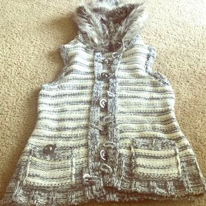 Knit vest with fur